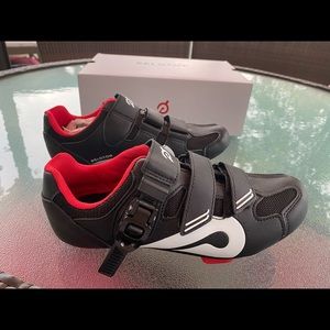 Peloton cycling shoes with cleats